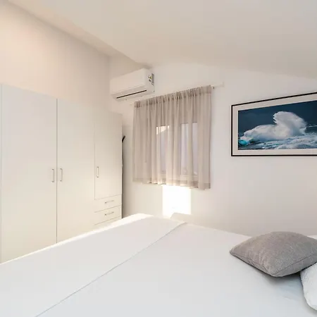 Daire Modern Family With Sea View & Terrace - 2 Min Walk To